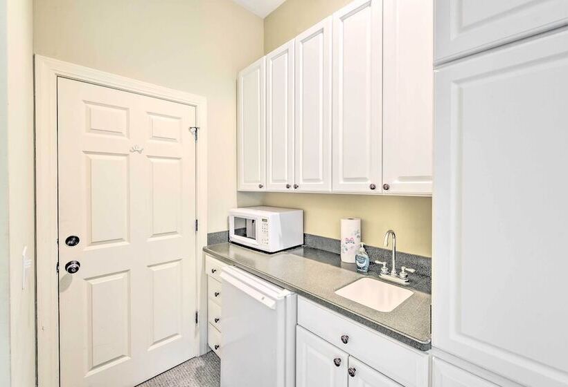 7 Mi To Beach: Bluffton Cottage W/ Furnished Patio