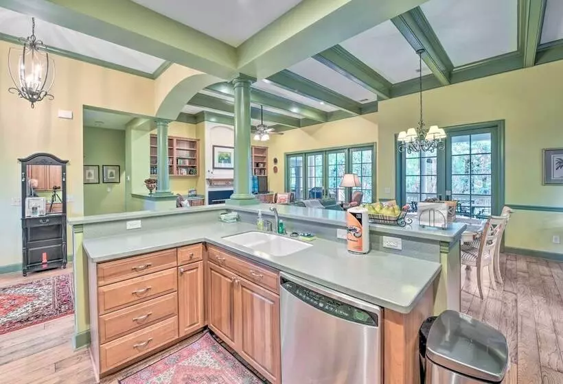 7 Mi To Beach: Bluffton Cottage W/ Furnished Patio