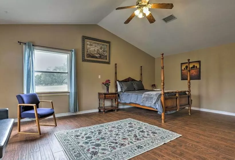 Dripping Springs Home W/ Deck, Near Wedding Venue