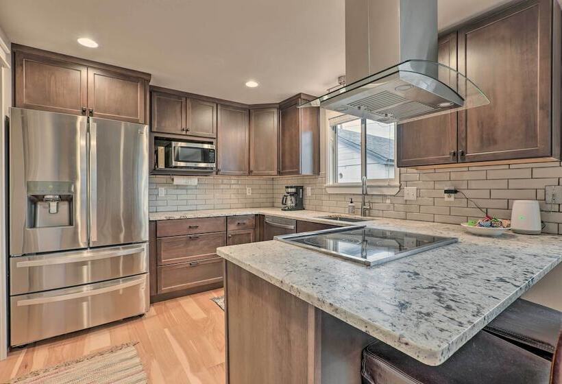 Family Friendly Redmond Getaway: Walk To Dtwn