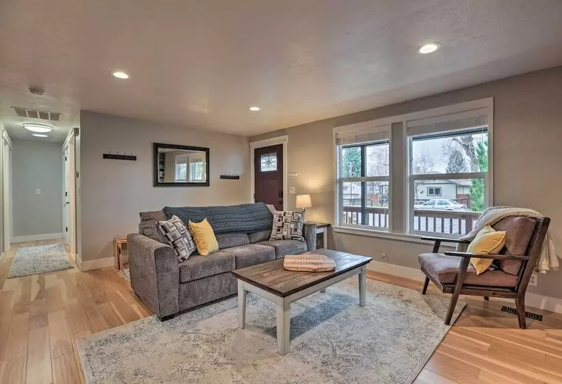 Family Friendly Redmond Getaway: Walk To Dtwn