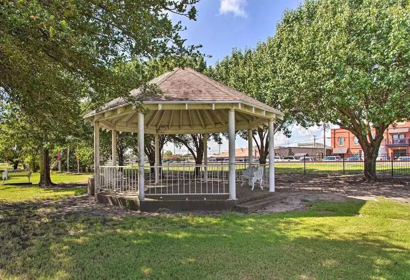 Gigi S Place  W/ Fire Pit, Half Mile To Dtwn