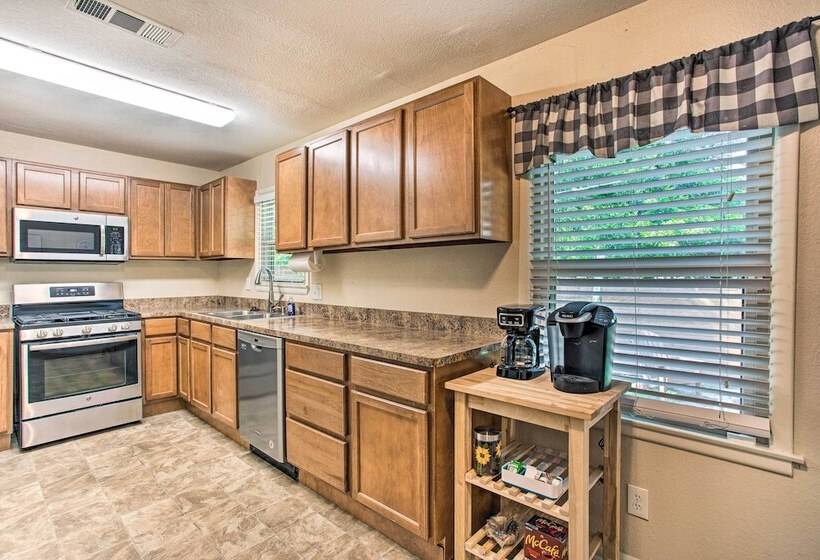 Gigi S Place  W/ Fire Pit, Half Mile To Dtwn