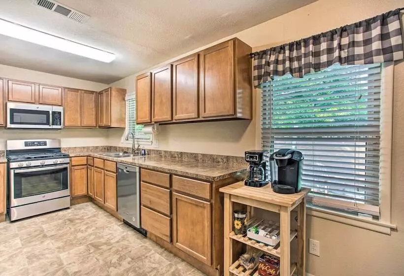 Gigi S Place  W/ Fire Pit, Half Mile To Dtwn