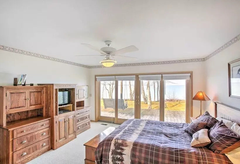 Gorgeous Charlevoix Home On Lake Michigan!