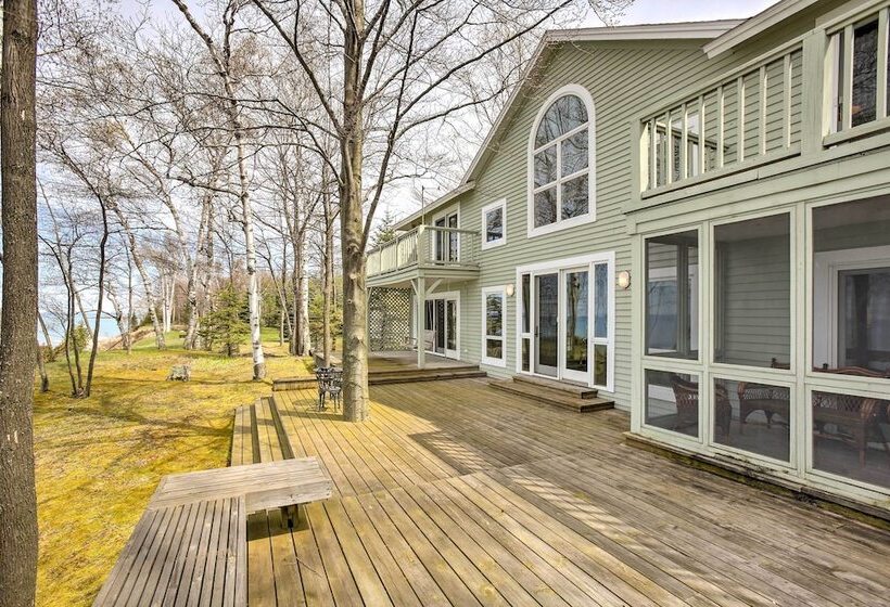 Gorgeous Charlevoix Home On Lake Michigan!