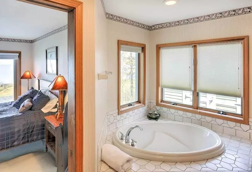 Gorgeous Charlevoix Home On Lake Michigan!