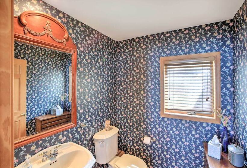 Gorgeous Charlevoix Home On Lake Michigan!