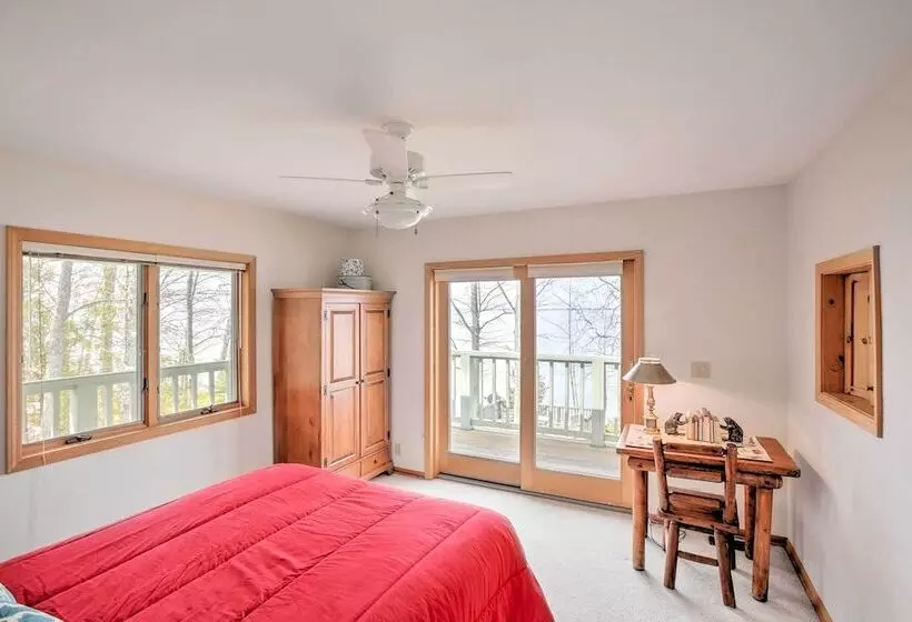 Gorgeous Charlevoix Home On Lake Michigan!