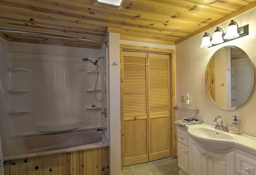 Lakefront Family Escape W/ Views, Dock, & Kayaks!