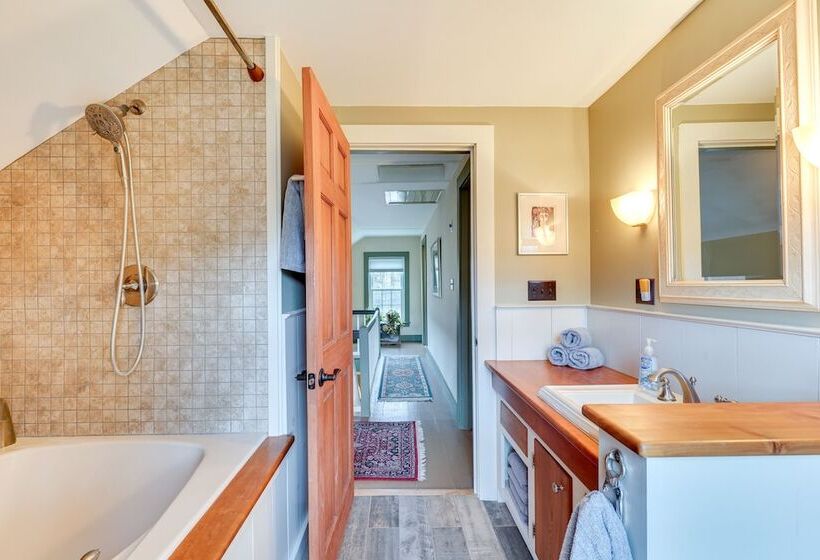 Manchester Center Home W/ Green Mtn Views!