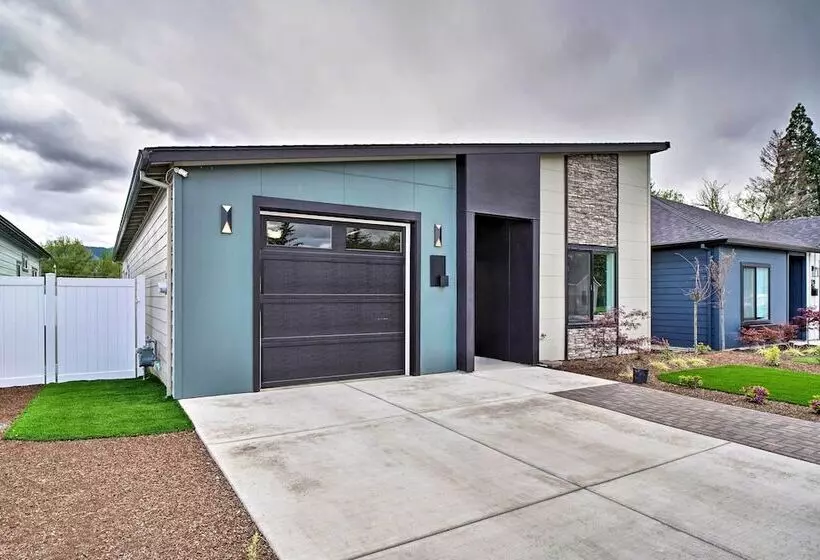 Modern Medford Escape ~ 3 Mi To Downtown!