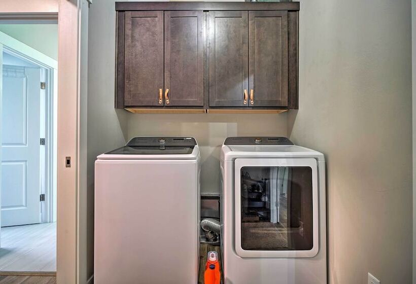 Modern Medford Escape ~ 3 Mi To Downtown!