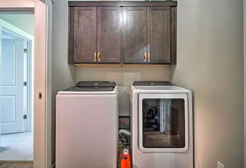 Modern Medford Escape ~ 3 Mi To Downtown!