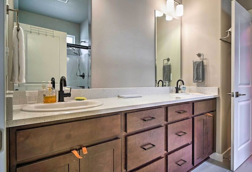 Modern Medford Escape ~ 3 Mi To Downtown!