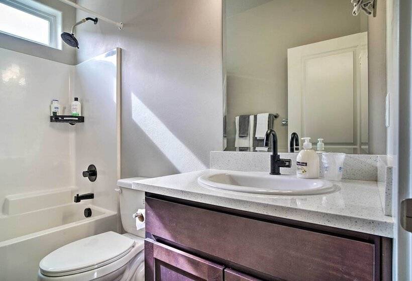 Modern Medford Escape ~ 3 Mi To Downtown!