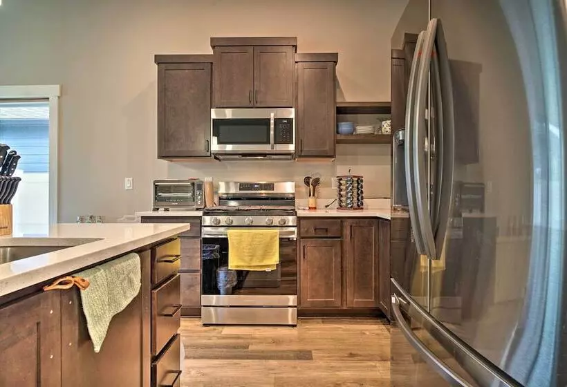 Modern Medford Escape ~ 3 Mi To Downtown!