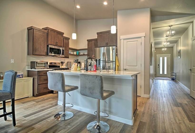 Modern Medford Escape ~ 3 Mi To Downtown!