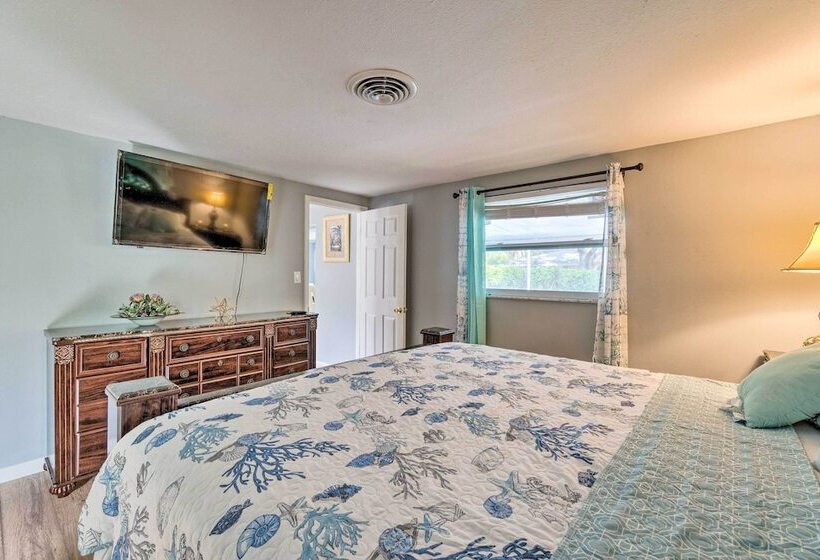 Peaceful Venice Villa W/ Patio   2 Miles To Beach!