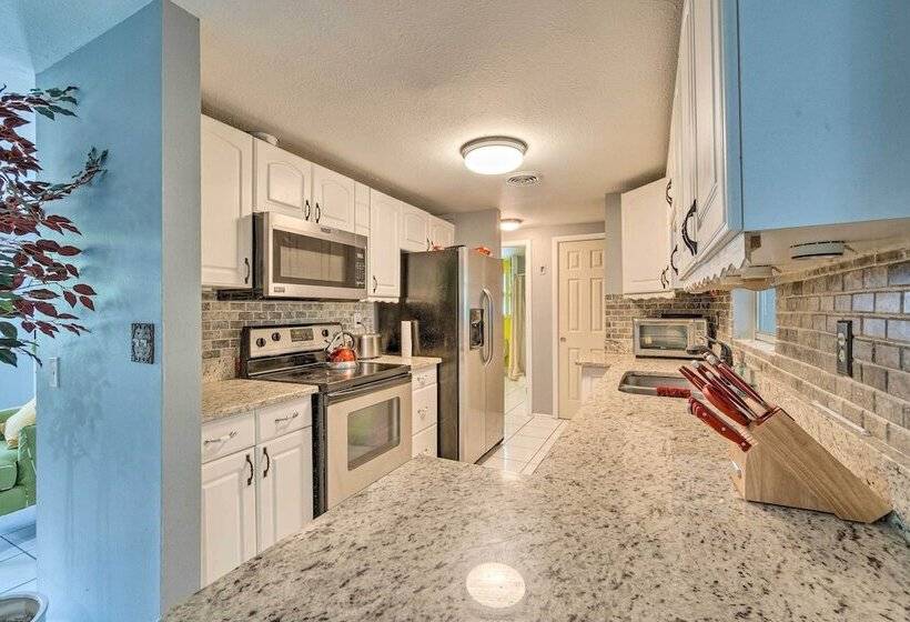 Peaceful Venice Villa W/ Patio   2 Miles To Beach!