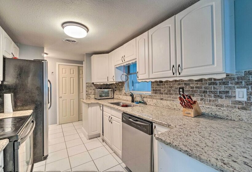 Peaceful Venice Villa W/ Patio   2 Miles To Beach!