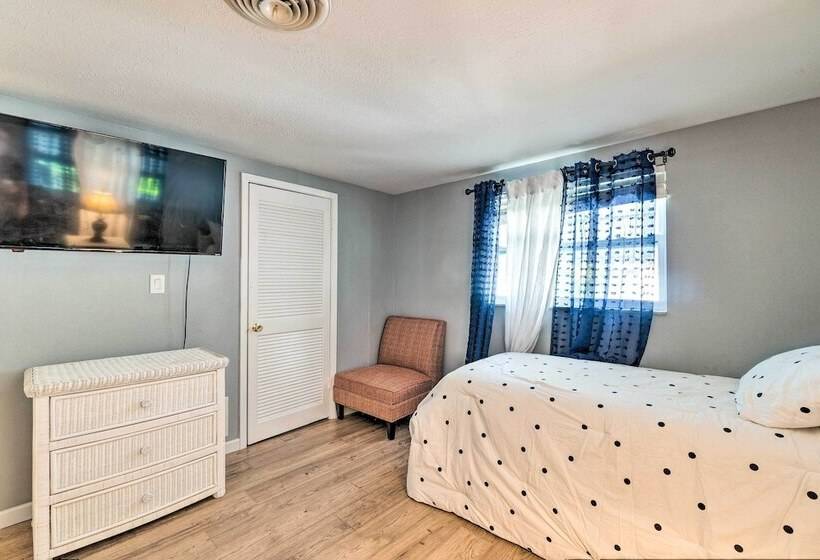 Peaceful Venice Villa W/ Patio   2 Miles To Beach!