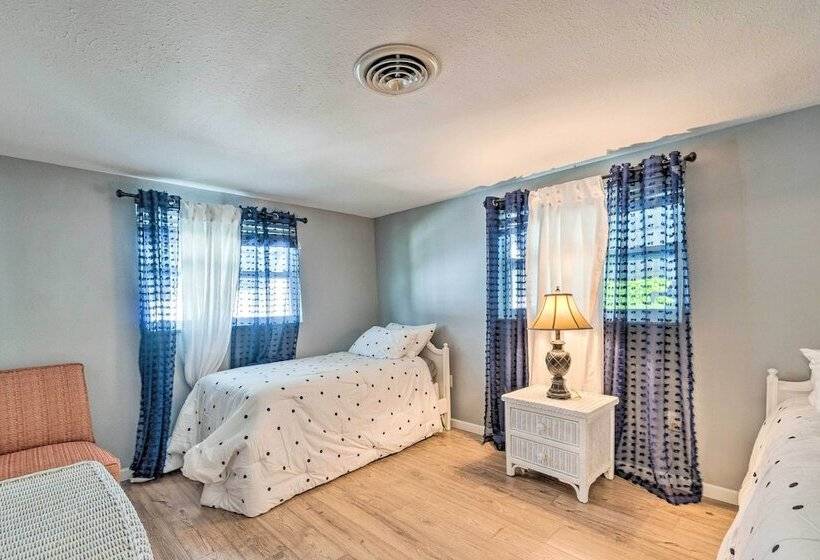 Peaceful Venice Villa W/ Patio   2 Miles To Beach!