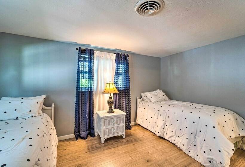 Peaceful Venice Villa W/ Patio   2 Miles To Beach!