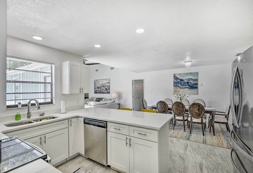 Port Orange Oasis: Close To Beaches & Dining!