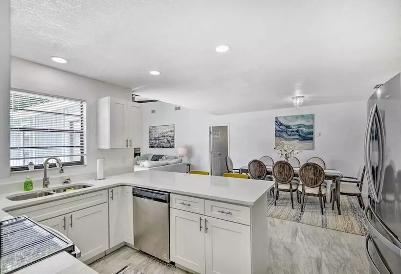 Port Orange Oasis: Close To Beaches & Dining!