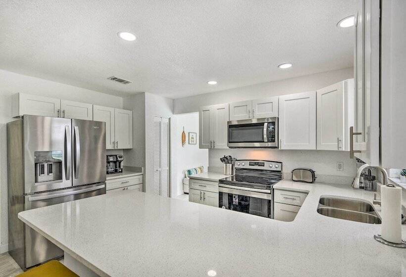 Port Orange Oasis: Close To Beaches & Dining!