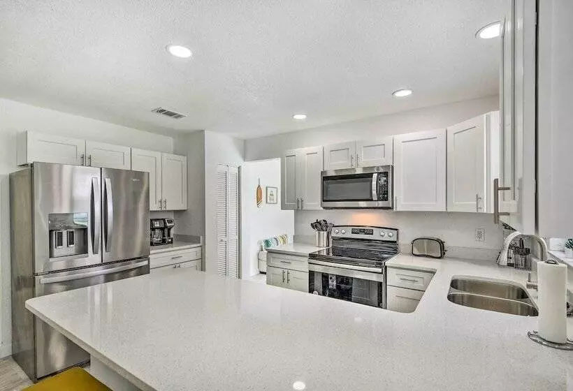 Port Orange Oasis: Close To Beaches & Dining!