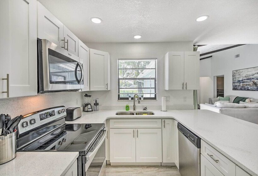 Port Orange Oasis: Close To Beaches & Dining!