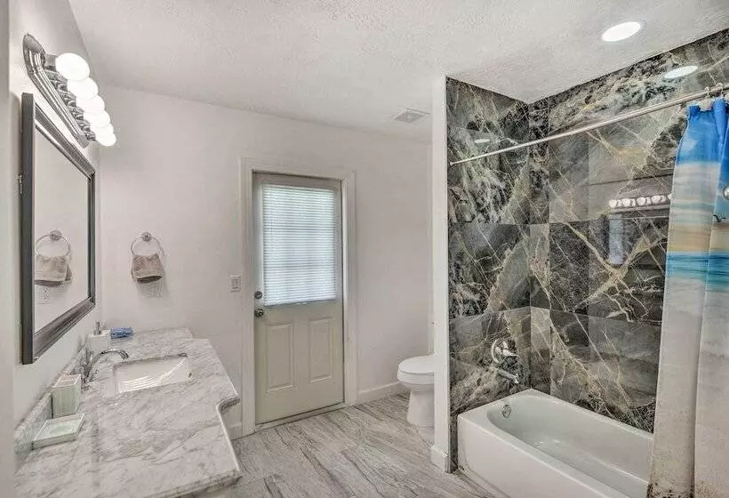 Port Orange Oasis: Close To Beaches & Dining!