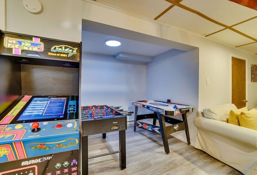 Hot Tub & Resort Amenities: Pocono Lake Retreat!