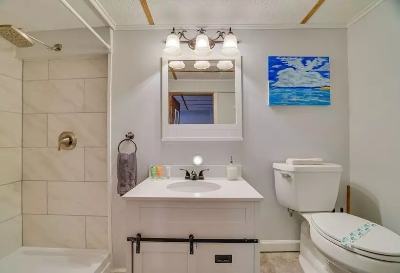 Hot Tub & Resort Amenities: Pocono Lake Retreat!