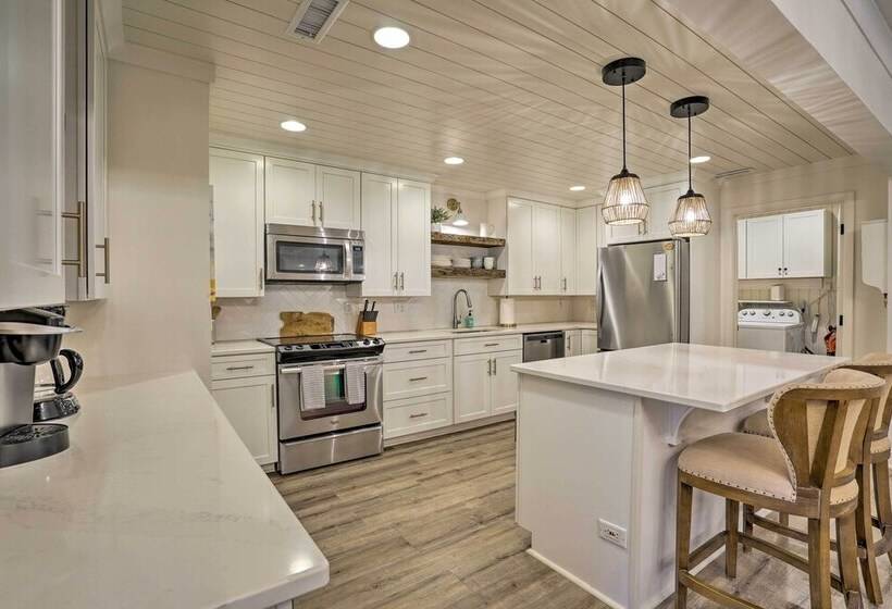 Remodeled Cottage On Sparrow Pond, Walk To Beach!