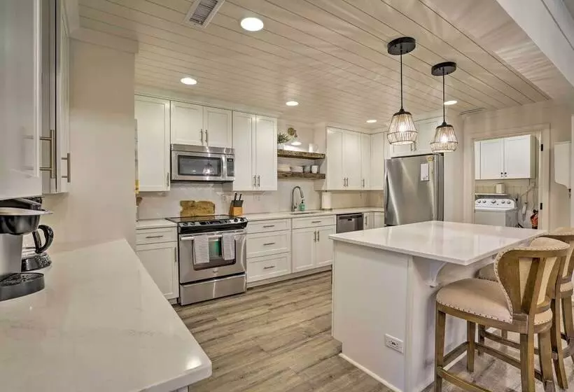 Remodeled Cottage On Sparrow Pond, Walk To Beach!