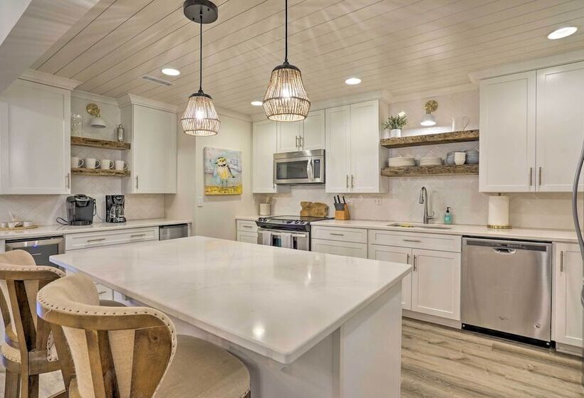 Remodeled Cottage On Sparrow Pond, Walk To Beach!