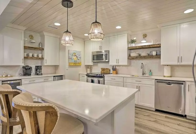 Remodeled Cottage On Sparrow Pond, Walk To Beach!