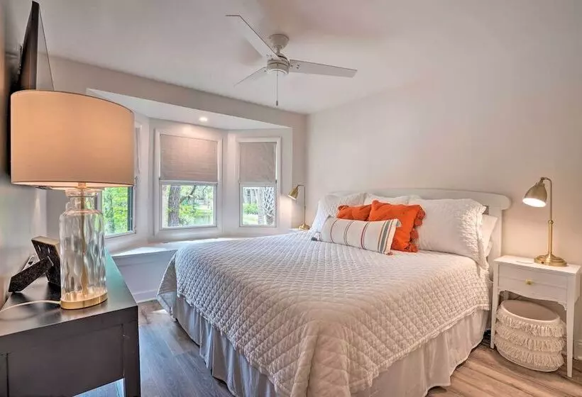 Remodeled Cottage On Sparrow Pond, Walk To Beach!