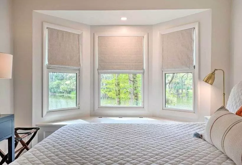 Remodeled Cottage On Sparrow Pond, Walk To Beach!