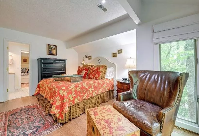 Smallwood  Cute Highlands Home W/ Screened Porch!