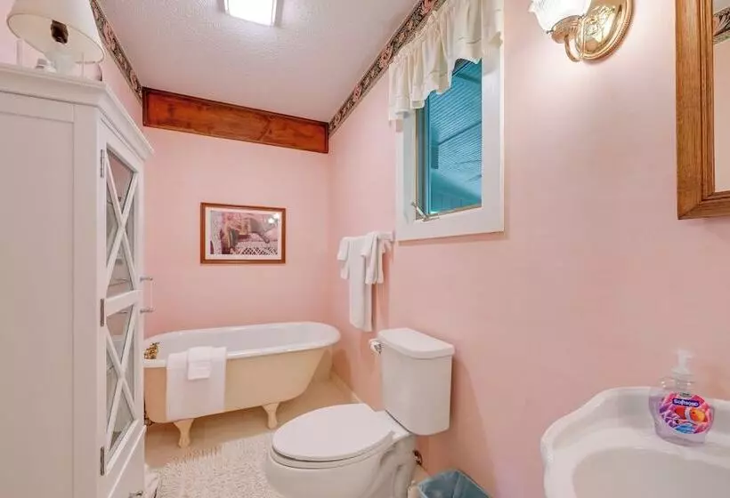 Smallwood  Cute Highlands Home W/ Screened Porch!