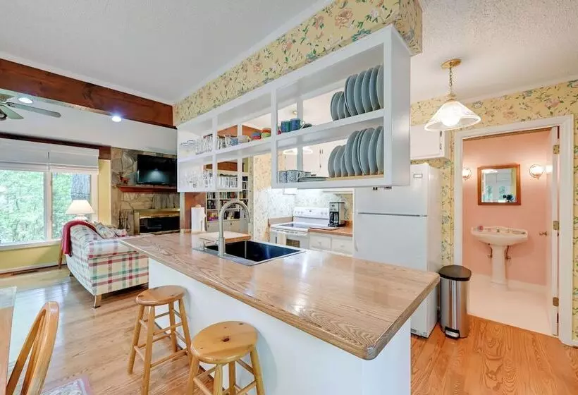 Smallwood  Cute Highlands Home W/ Screened Porch!