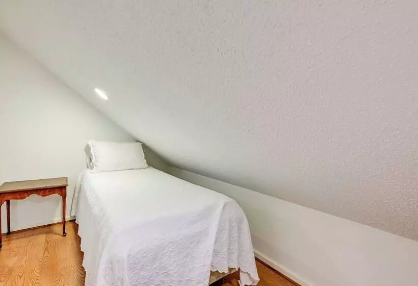 Smallwood  Cute Highlands Home W/ Screened Porch!