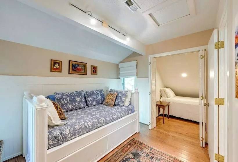 Smallwood  Cute Highlands Home W/ Screened Porch!