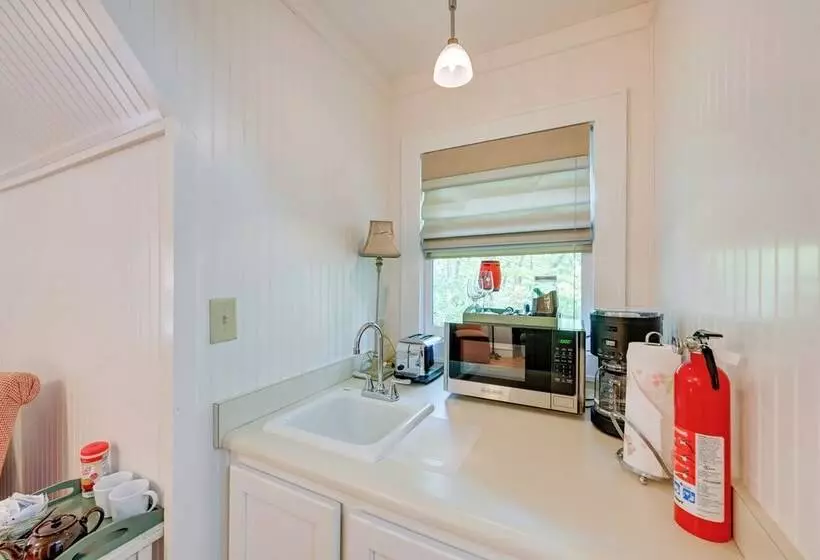 Smallwood  Cute Highlands Home W/ Screened Porch!