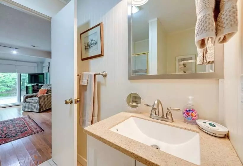 Smallwood  Cute Highlands Home W/ Screened Porch!