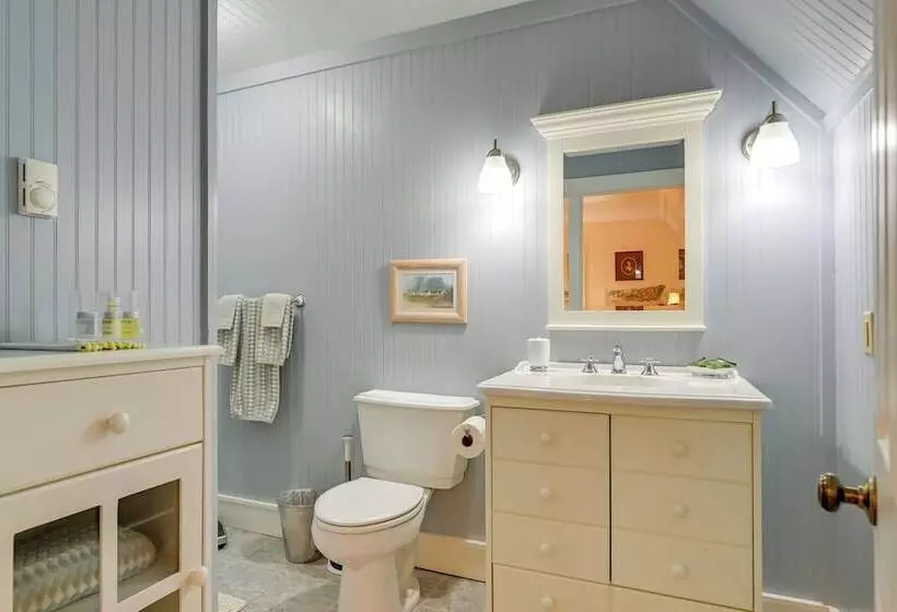 Smallwood  Cute Highlands Home W/ Screened Porch!